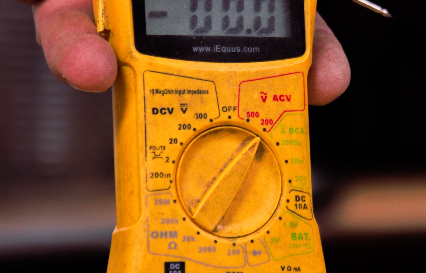 Digitalmultimeter bei der elektrischen Diagnose