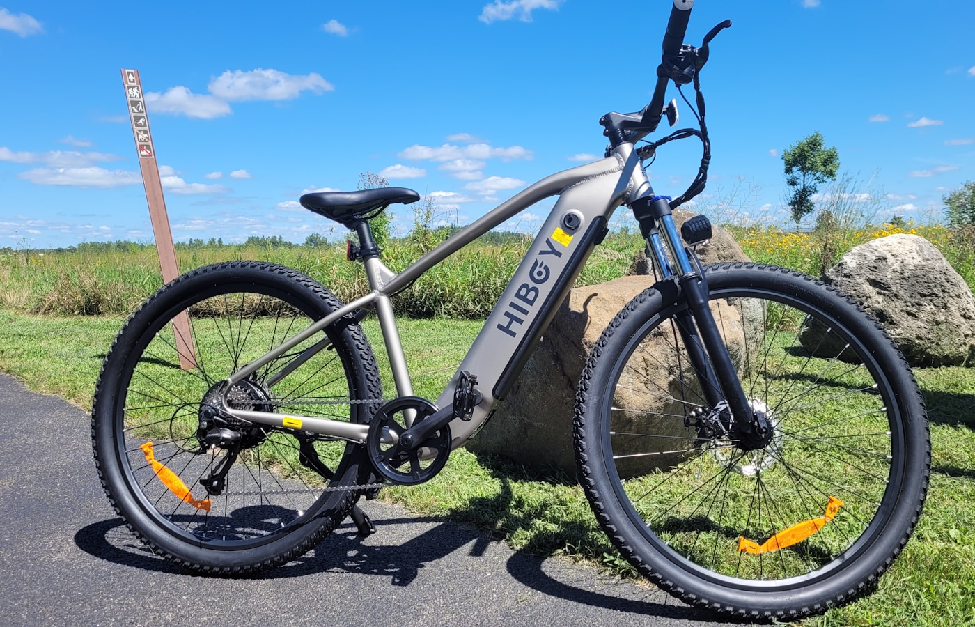 E-Bike mit integriertem Akku; der Service umfasst auch Golf Trolleys
